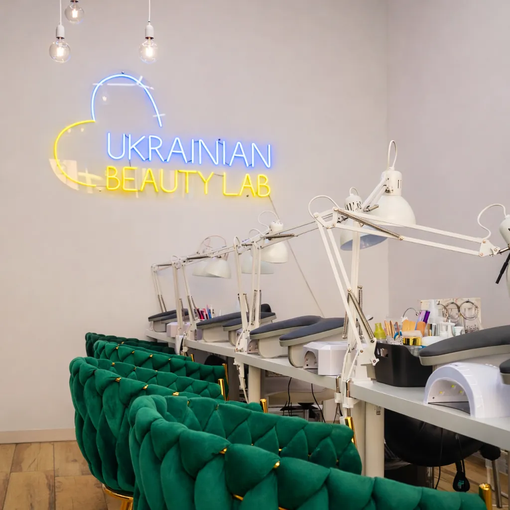 Wnętrze salonu Ukrainian Beauty Lab z charakterystycznym neonem UBL